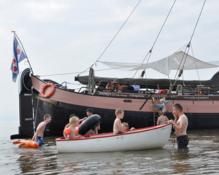 Lekker zwemmen in de waddenzee tijdens droogvallen